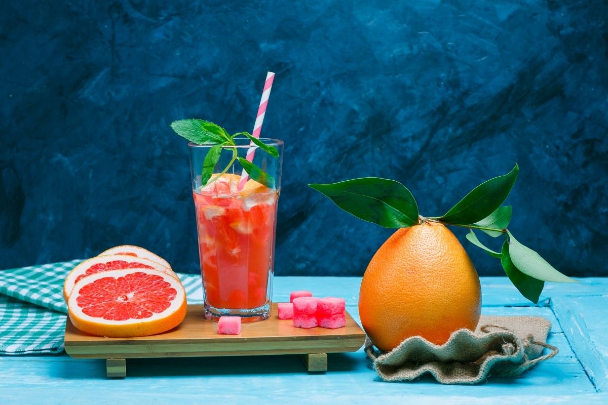 un pahar de suc de grapefruit pentru ficat