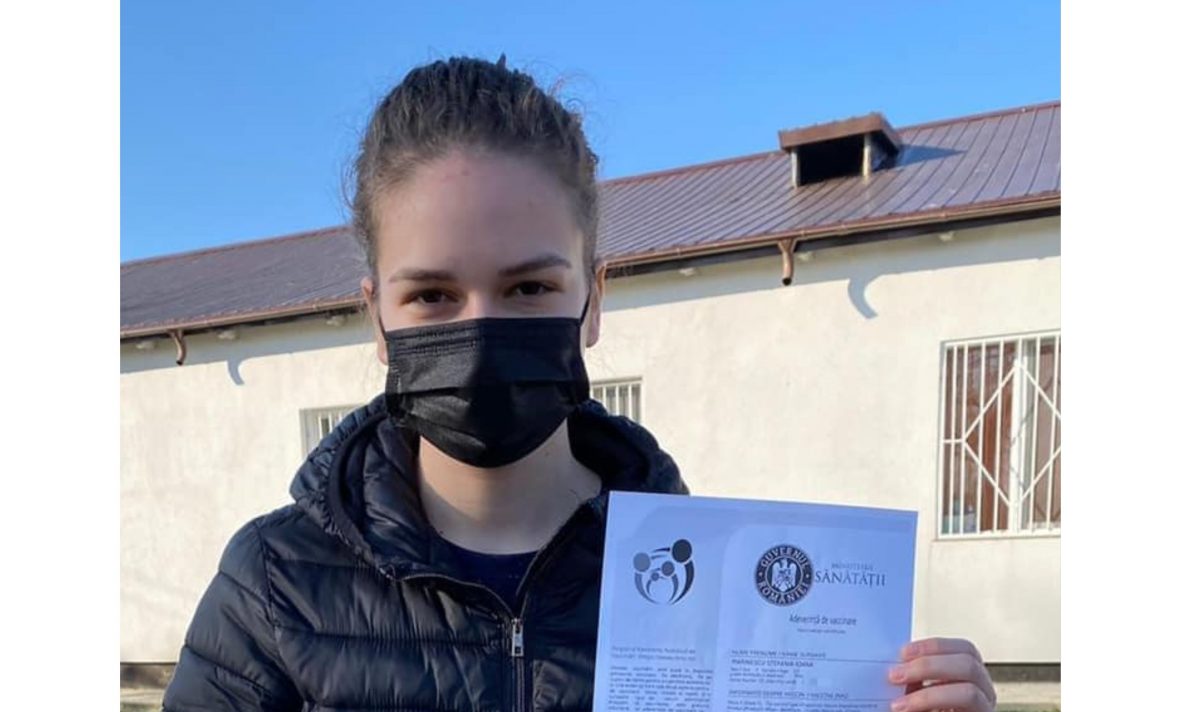 O tânără din Ilfov a venit să se vaccineze anti-Covid-19 la Iași: „Cel mai bun vaccin este cel din brațul tău”