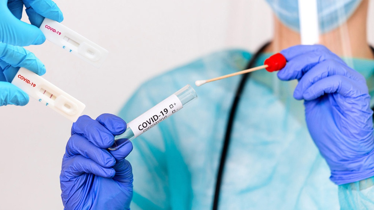 Ieșenii care se testează rapid la domiciliu au parte de o surpriză când primesc rezultatul testului PCR. Tratamentul simptomelor COVID-19 negativează testul antigen, deși persoana este încă infectată