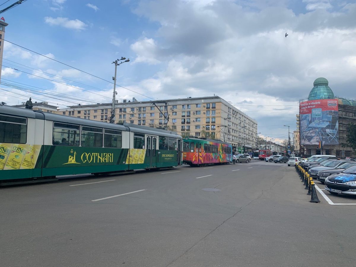 Circulaţia tramvaielor din Piaţa Unirii, blocată pentru toaletarea unui copac – EXCLUSIV, FOTO