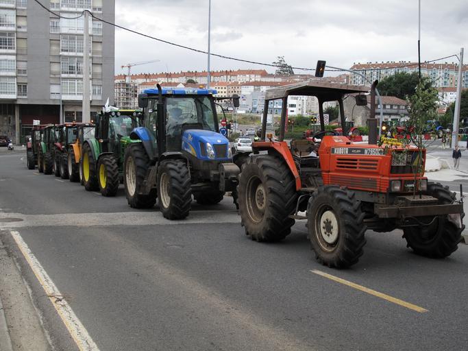 Fermierii din Iași scot utilajele în stradă. Agricultorii protestează pentru că nu au primit despăgubirile de secetă. Traseul complet al manifestației
