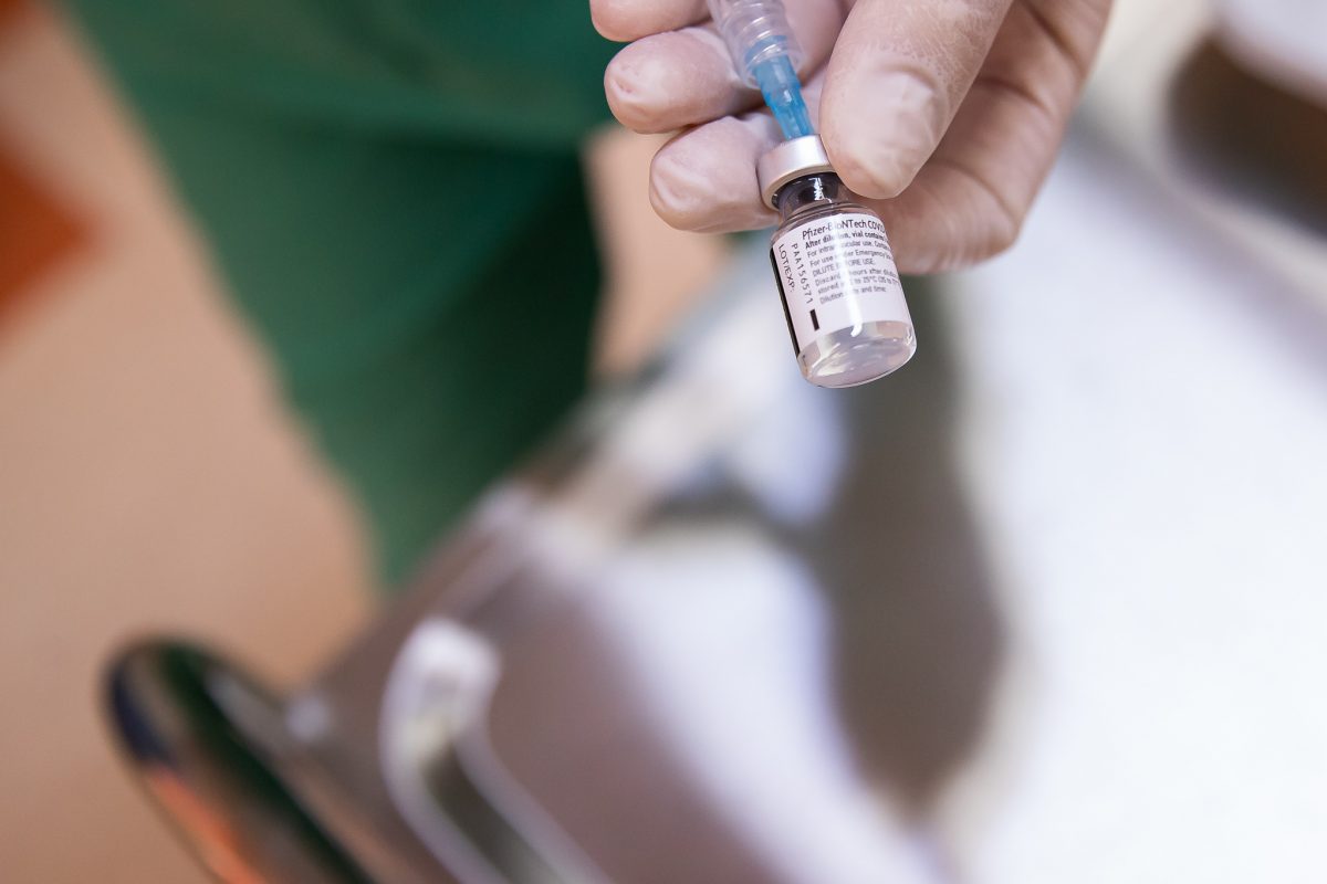 Covid-19: de ce unele persoane vaccinate sunt totusi infectate