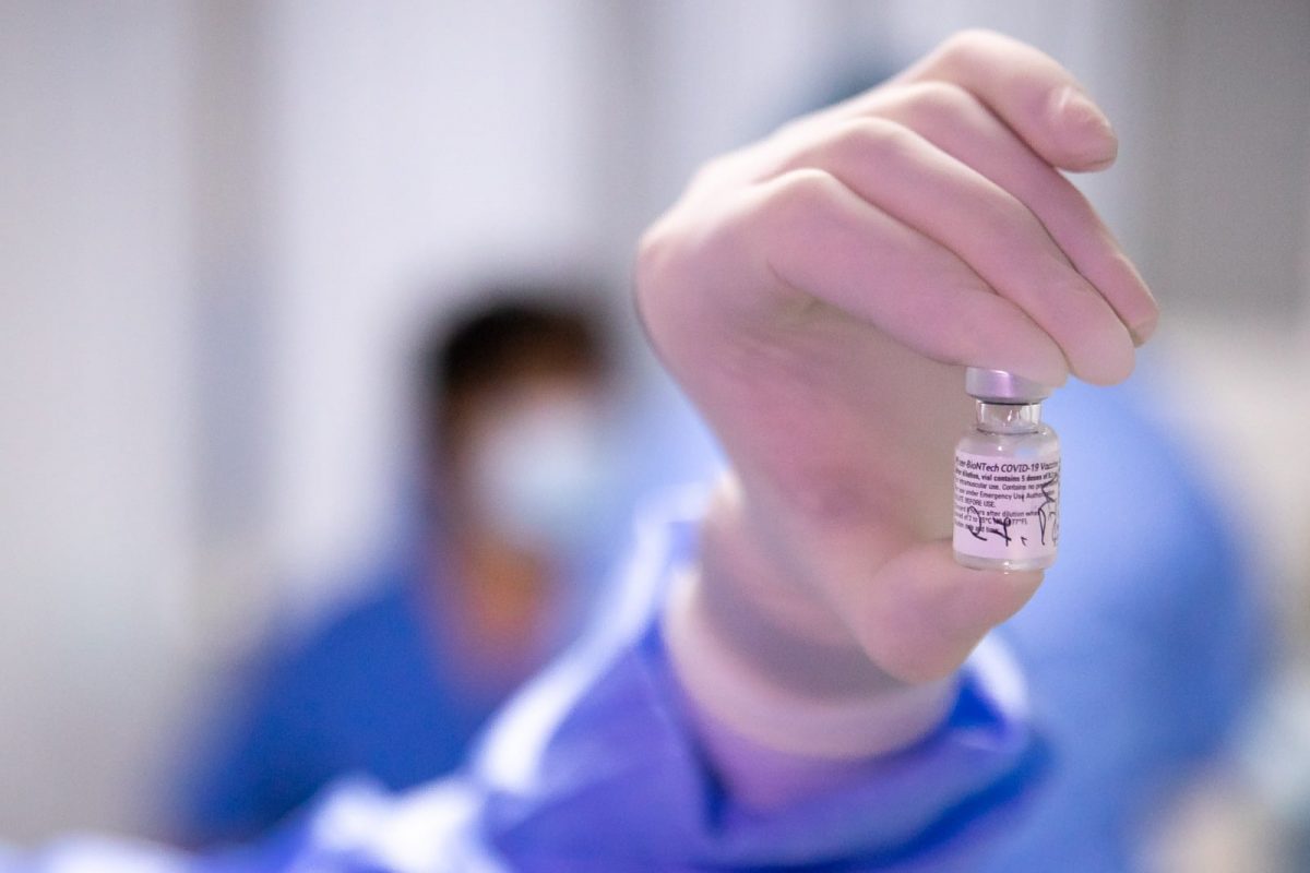 O singura doza de vaccin reduce deja la jumatate riscul de a-i infecta pe ceilalti