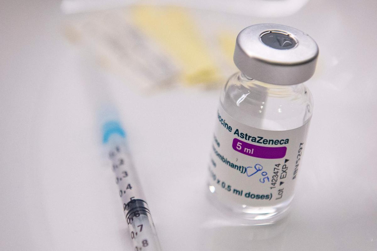 AstraZeneca: mai eficient decat Pfizer, intr-o singura doza, la varstnici?