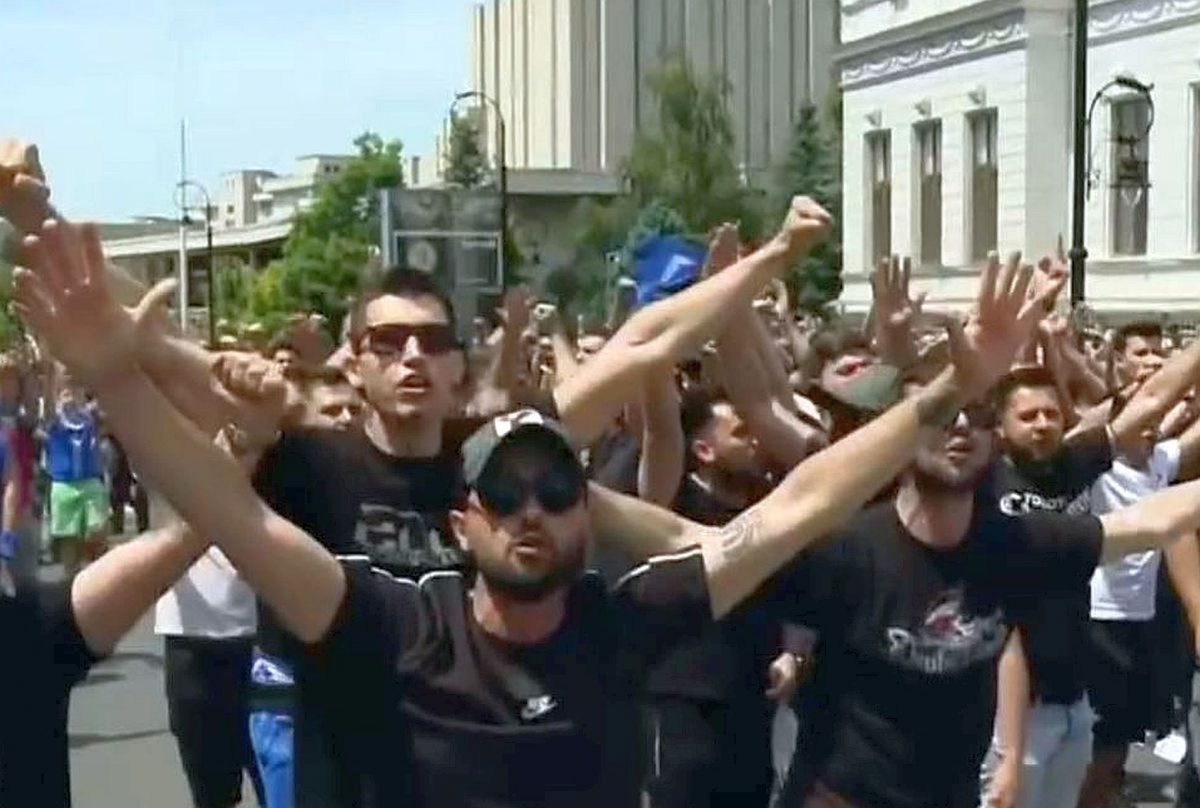 Scandalul mocneşte în centrul Craiovei, iar mii de jandarmi sunt prezenţi! Fanii CSU Craiova au intrat în conflict cu fanii Craiovei lui Adrian Mititelu
