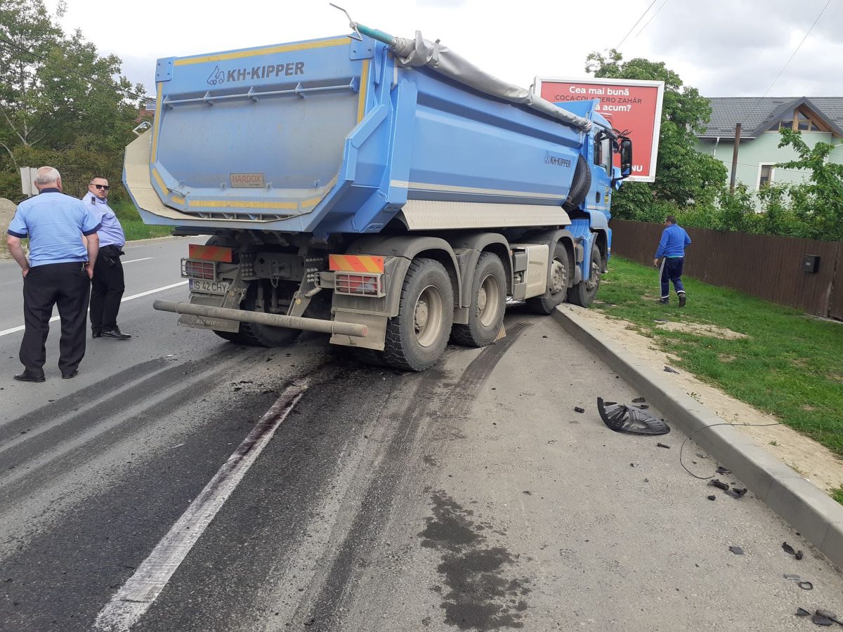 Accident rutier în judeţul Iași! O autoutilitară a părăsit carosabilul şi a intrat pe troturar – EXCLUSIV/FOTO