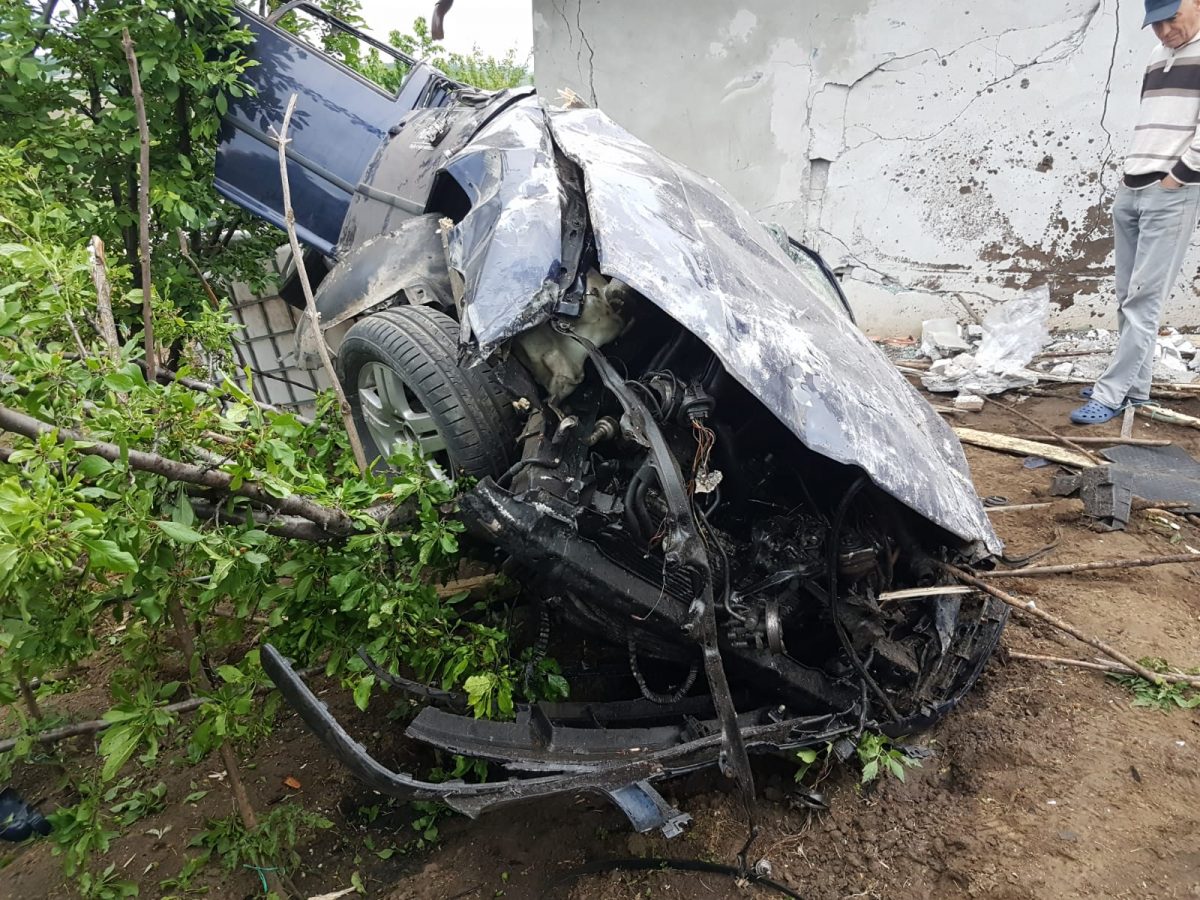 Accident rutier grav la Iași. A intrat din plin cu maşină într-o casă – EXCLUSIV FOTO