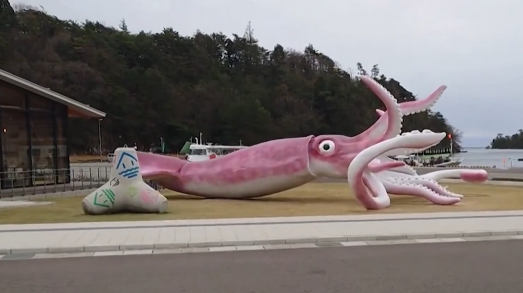 În Japonia banii care ar fi trebuit folosiţi pentru măsurile anti-Covid-19, au fost daţi pentru un calamar mare şi roz