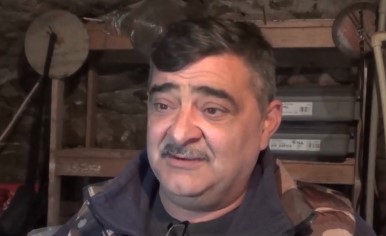 Un fermier din Caraș Severin se laudă că găinile lui fac ouă deja colorate
