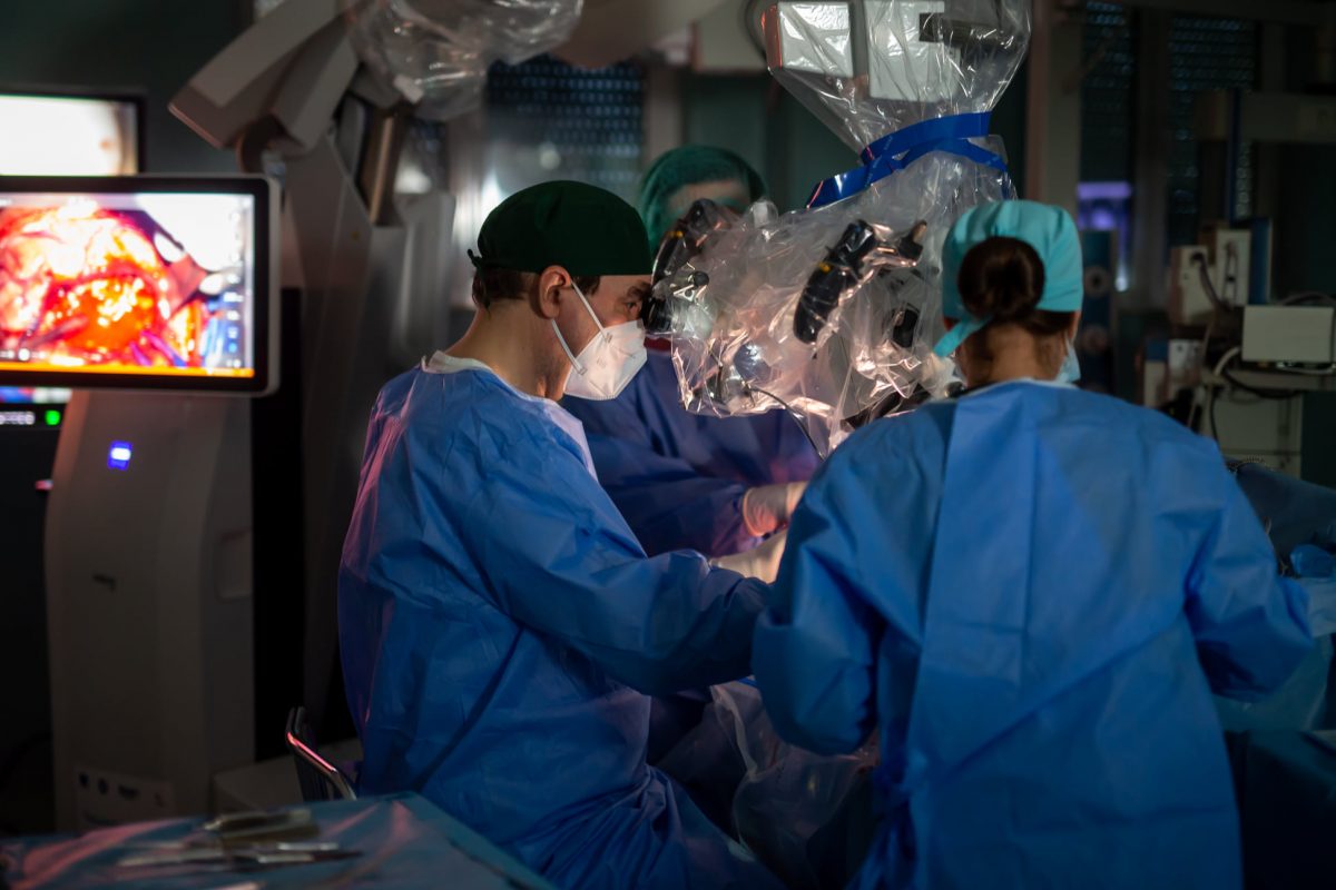 O elevă cu o tumoră extrem de rară a fost salvată! Operație cu succes a specialiștilor neurochirurgi de la Spitalul Clinic de Urgență „Prof. Dr. N. Oblu” Iași – Galerie Foto