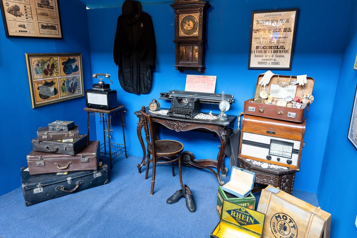 Galerie foto: 150 de ani de branduri românești, creație publicitară și obiecte din perioada interbelică, în muzeul pop-up Made in RO, găzduit de Palas