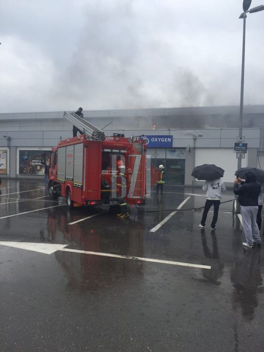 O farmacie din Iași, în război cu o companie de publicitate! Incendiul care a izbucnit în magazinul Lidl Galata putea produce o tragedie! Focul a izbucnit de la un panou publicitar! GALERIE FOTO (Exclusiv)