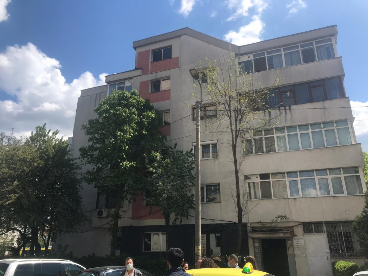 Incendiu în Nicolina. Şase copii şi 4 adulţi s-au intoxicat cu fum, după ce o femeie de 60 ani a dat foc unui dulap – EXCLUSIV, UPDATE/ GALERIE FOTO