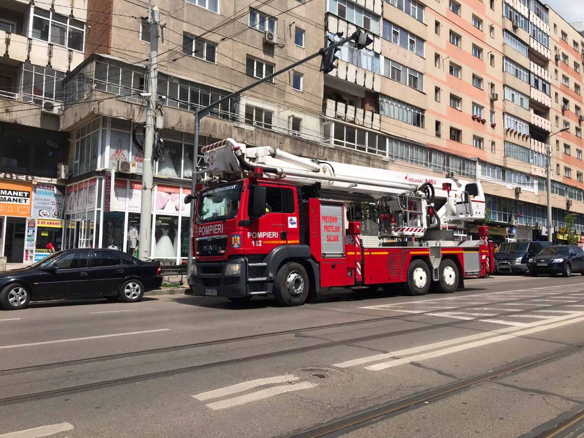 Incendiu pe șoseaua Naţională! Pompierii ieșeni intervin pentru lichidarea acestuia – EXCLUSIV
