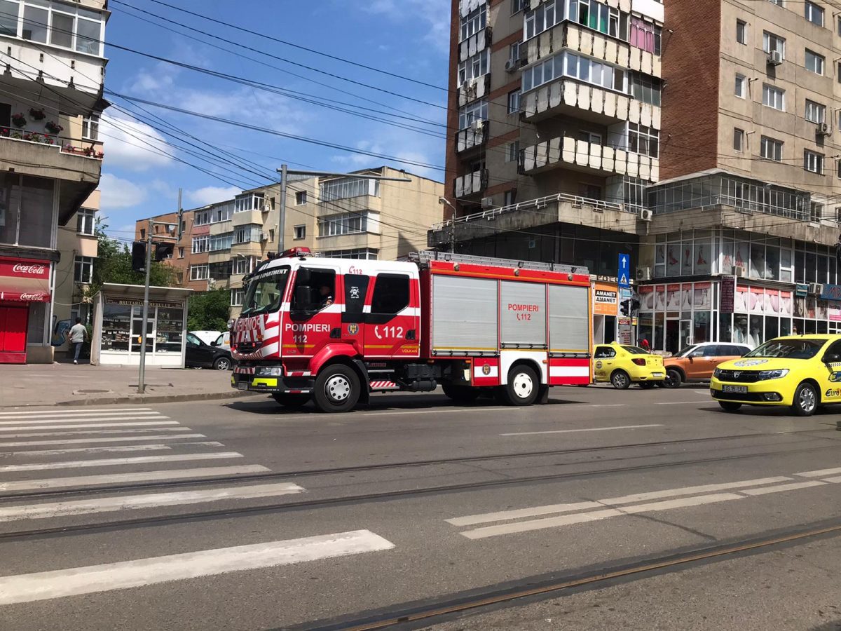 Incendiu la un apartament din municipiul Iaşi. Un bărbat a decedat. Trei echipaje de pompieri intervin de urgenţă – EXCLUSIV, FOTO, UPDATE, VIDEO