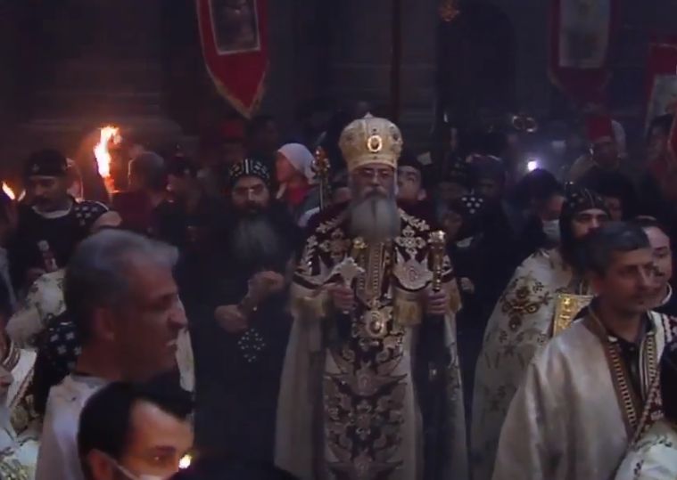 Lumina Sfântă s-a aprins la Ierusalim. Va fi adusă în România de părintele arhimandrit Teofil Anăstăsoaie – LIVE-VIDEO