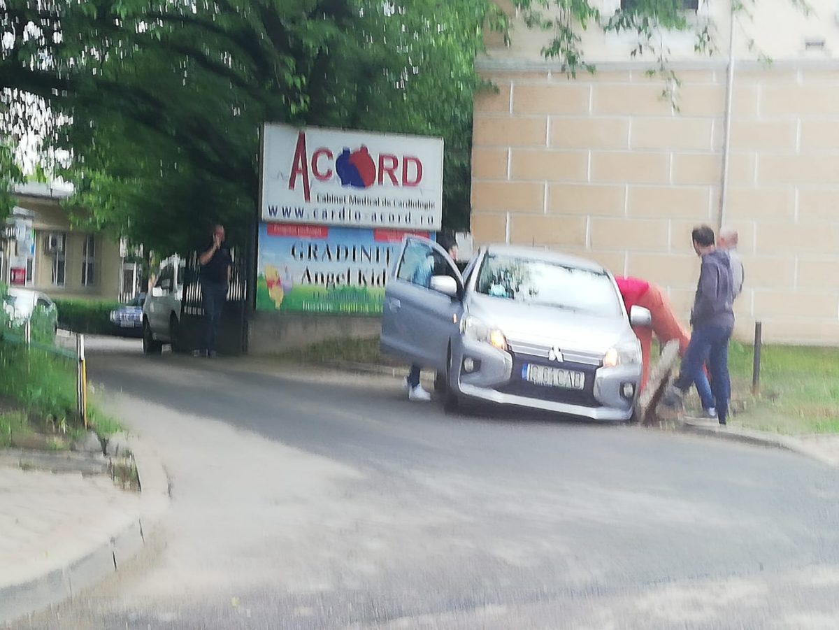 A intrat cu maşina într-un canal după ce capacul s-a surpat – FOTO