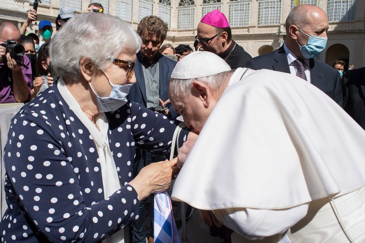 Gest incredibil al Papei Francisc! A sărutat tatuajul Lidiei Maksymowicz, o supravieţuitoare a Holocaustului. Acesta simboliza numărul purtat de femeie în lagăr – Video