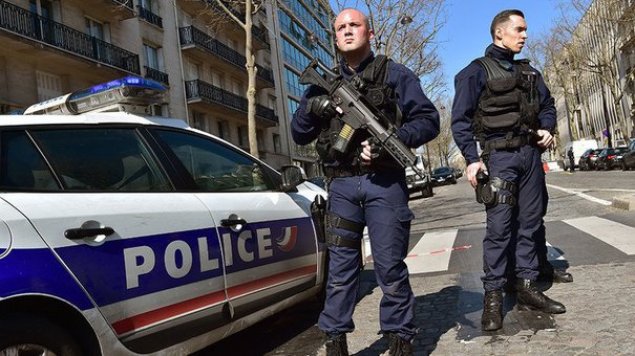 Mobilizare de forțe în Franța după ce un fost soldat înarmat a deschis focul asupra poliției. Acesta s-ar afla ascuns într-o pădure