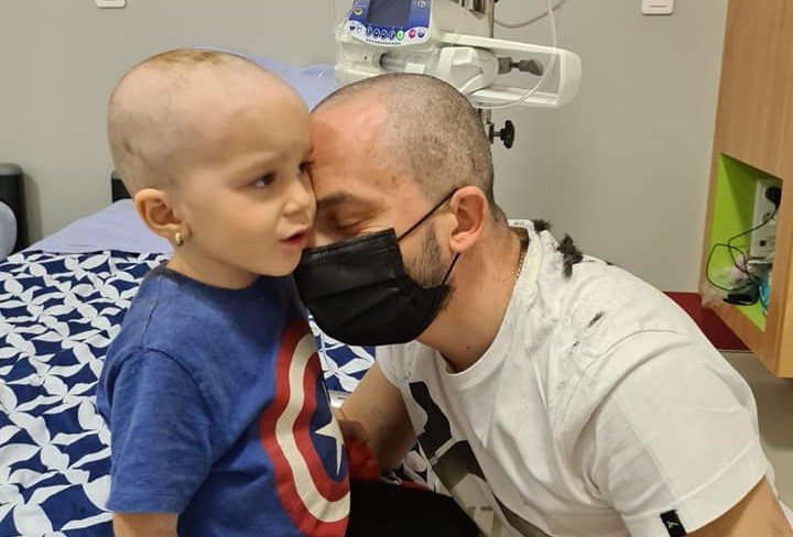 Povestea emoționantă a unei fetițe de 3 ani diagnosticate cu o tumoră de două kilograme