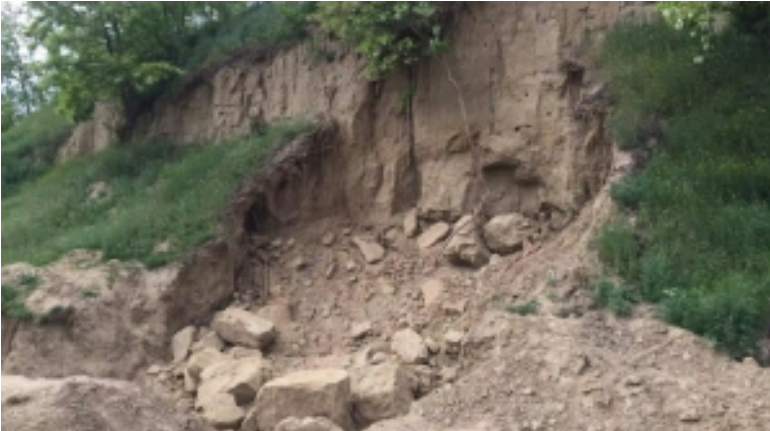 Tragedie la Galaţi: A murit după ce un mal de pământ s-a surpat peste el