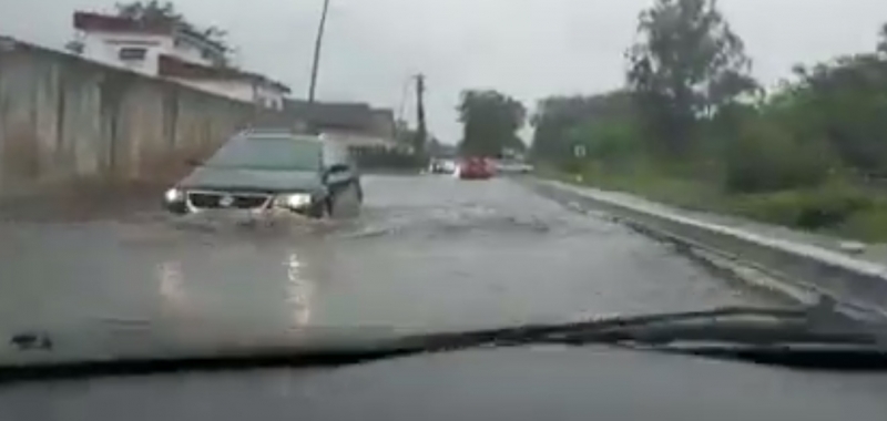 Sibiul este grav afectat de inundații, nivelul apei acoperă roțile mașinilor