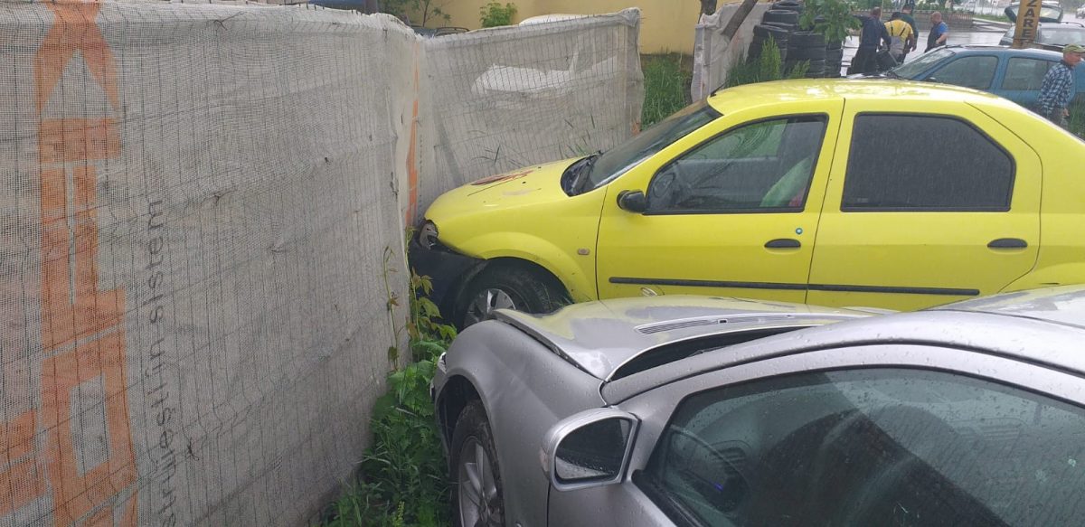 Incă un accident rutier în zona Canta, Iași! Un Logan a vrut să evite o tamponare şi a intrat într-un gard – EXCLUSIV/ FOTO, VIDEO