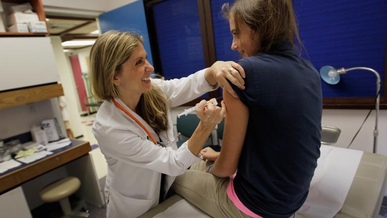 Agenţia Europeană a Medicamentului a autorizat vaccinarea adolescenţilor cu vârste între 12 şi 15 ani cu vaccinul Pfizer/BioNTech – VIDEO