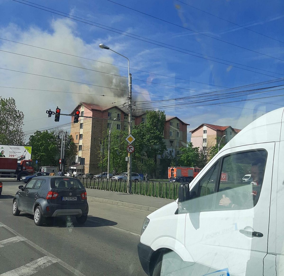 Incendiu în zona Metalurgie din Iași! Arde mansarda unui bloc – EXCLUSIV, FOTO, LIVE VIDEO, UPDATE