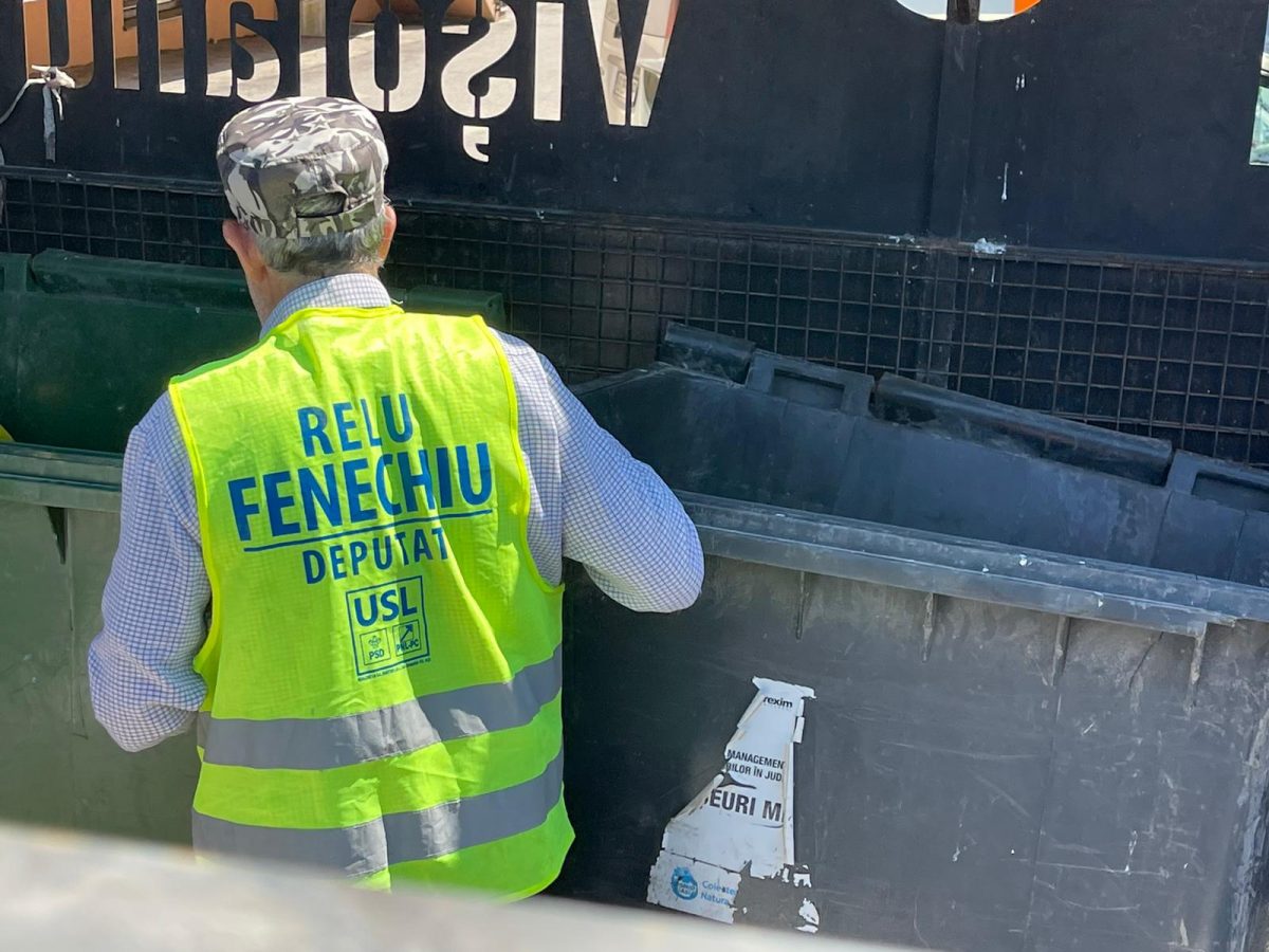 Imaginea zilei vine de la Iași! Un bărbat cu o vestă pe care scrie Relu Fenechiu caută prin gunoaie – FOTO