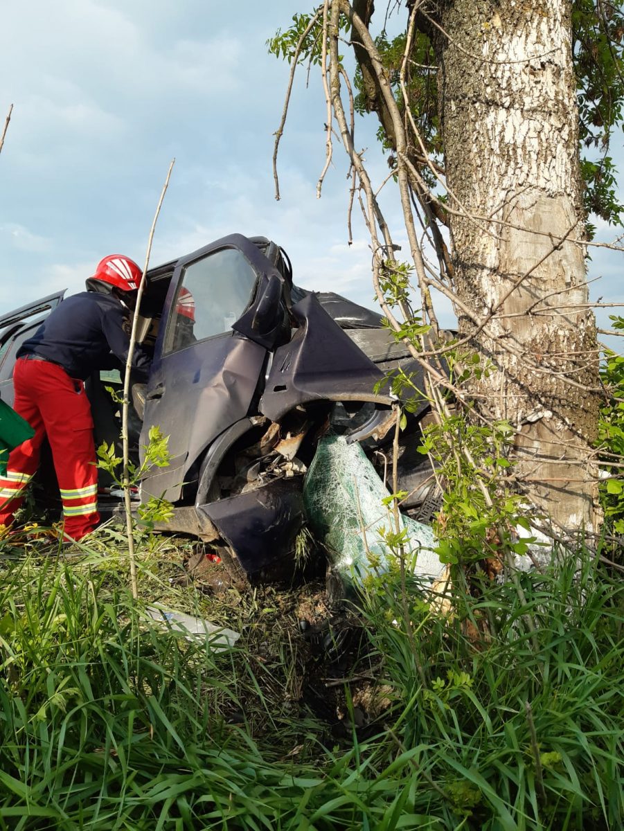 Accident rutier grav la Iași! Un autoturism a intrat în copac. Sunt două persoane rănite – EXCLUSIV, FOTO