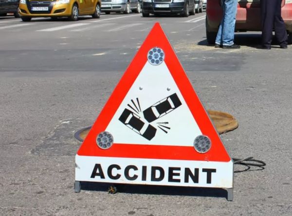 Accident rutier în localitatea ieșeană Lețcani. Un autoturism s-a răsturnat – Exclusiv