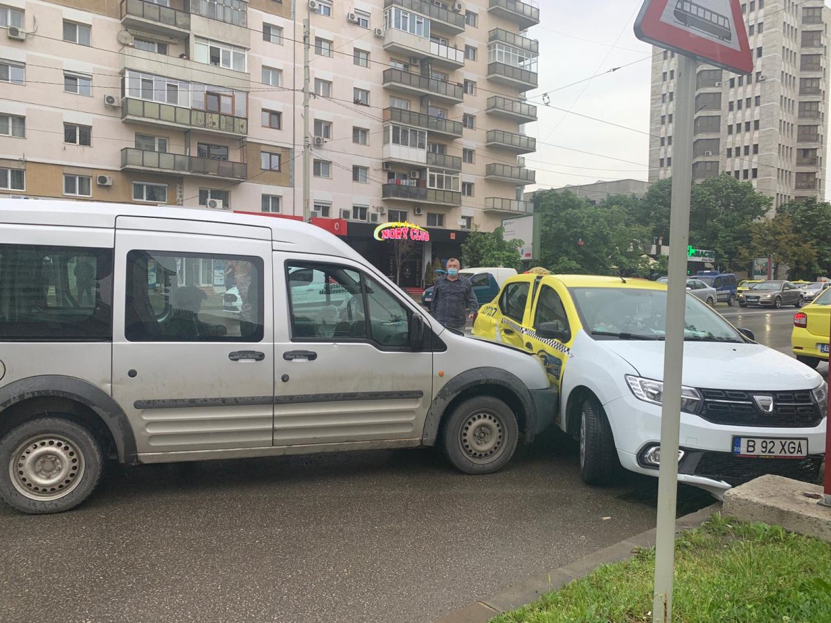 Accident rutier pe Anastasie Panu. Un autoturism echipat Taxi a fost avariat – EXCLUSIV, FOTO