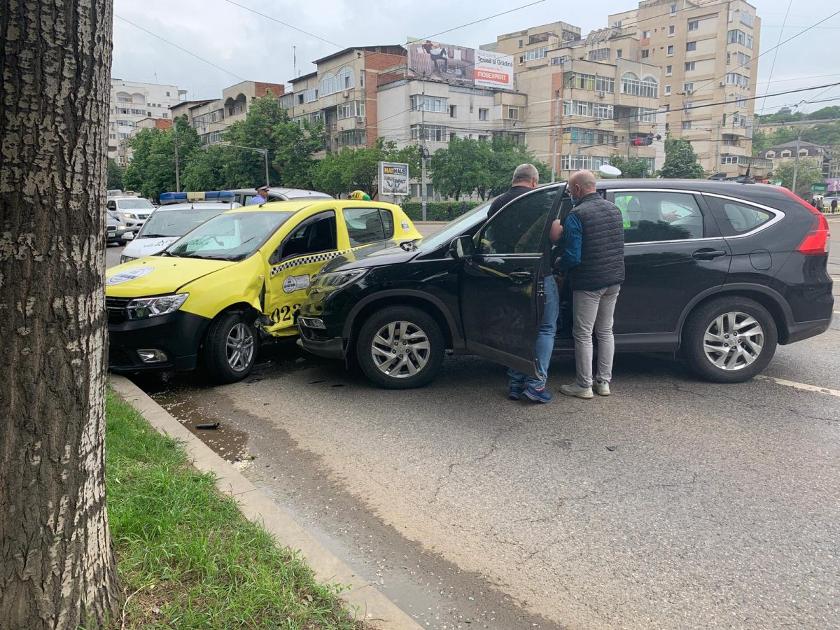 Accident rutier la Iaşi. Două autoturisme, dintre care un Taxi, au fost implicate – EXCLUSIV, FOTO, UPDATE