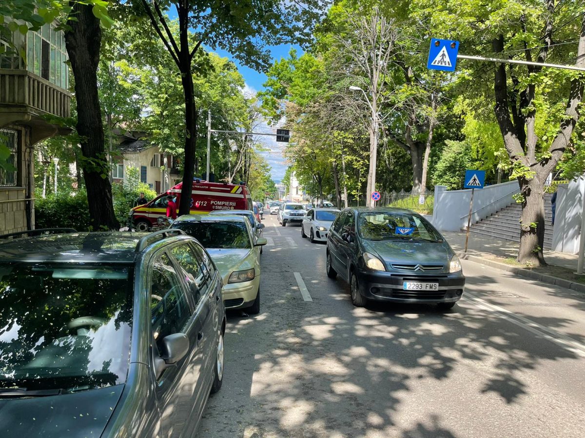 Accident rutier în Iaşi. Două eleve au fost lovite pe trecerea de pietoni, în fața Colegiului Naţional „Costache Negruzzi” – EXCLUSIV, FOTO