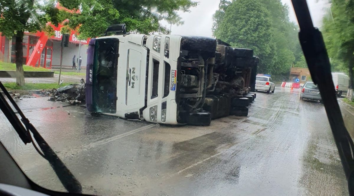 Accident rutier în Pașcani! Un TIR s-a răsturnat