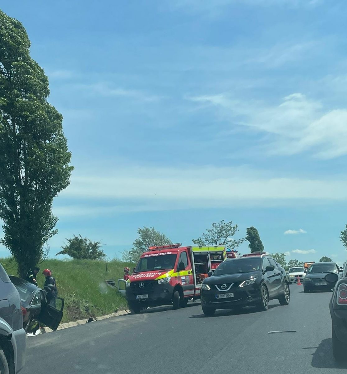 Accident rutier la Iaşi, pe drumul european. Două autoturisme au fost grav avariate, iar o persoană este inconştientă EXCLUSIV, FOTO