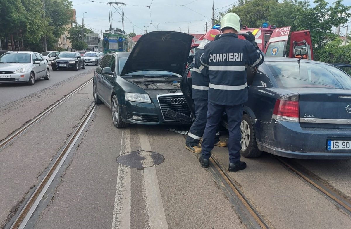 Accident rutier în zona Gării. Un Opel şi un Audi au intrat în coliziune. Circulaţia este blocată pe ambele sensuri