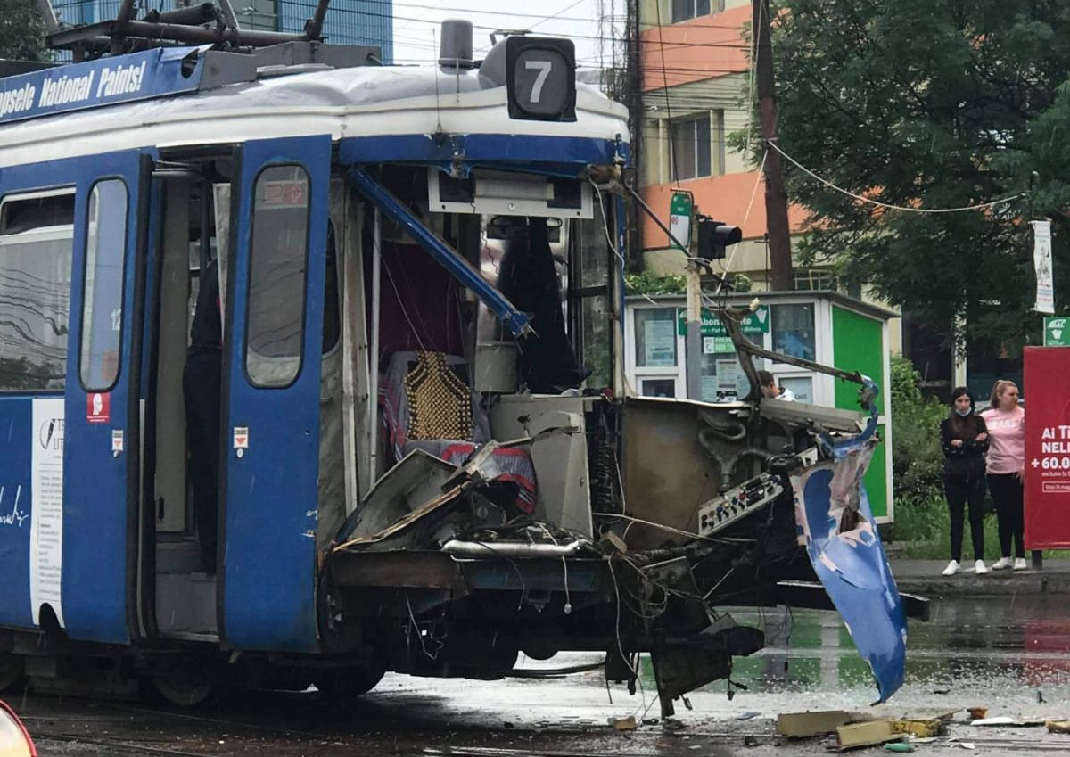 Accident rutier grav în Baza 3 din Iași! Un tramvai a rămas fără cabină – EXCLUSIV/FOTO