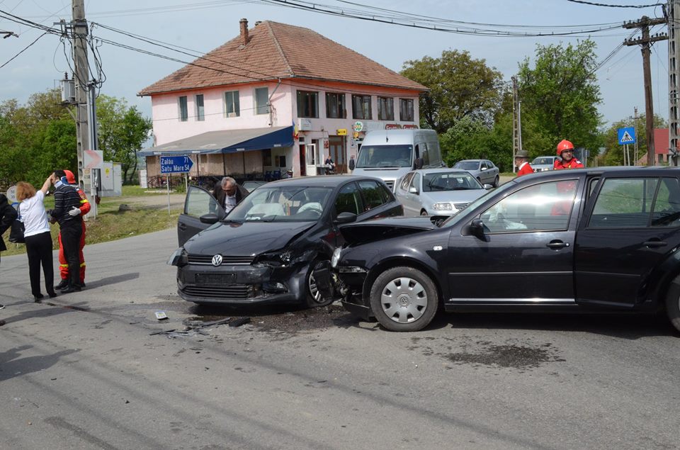 Un tânăr de 23 de ani a fost încătușat și dus la secția de poliție după ce a avariat 10 mașini