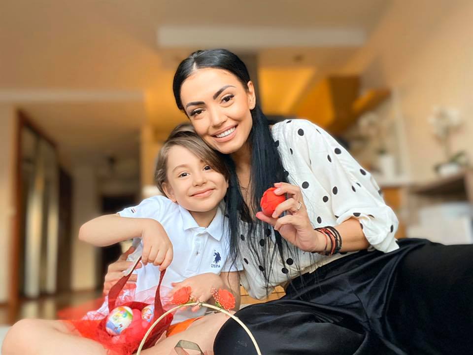 Andreea Mantea nu îi cumpără lui David multe haine și dulciuri. Care este motivul?