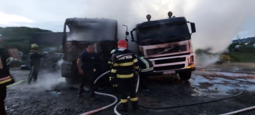 Două autospeciale de stingere au luat foc într-o parcare din Cluj. Au intervenit de urgenţă pompierii – VIDEO