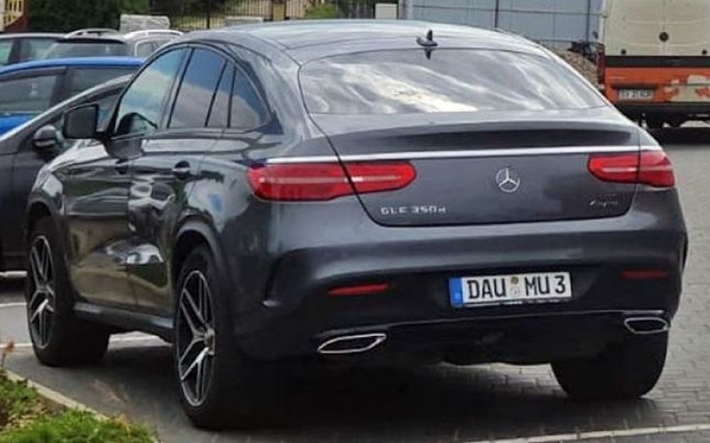 Un sucevean aflat la volanul unui bolid de lux cu număr obscen, amendat de poliţişti