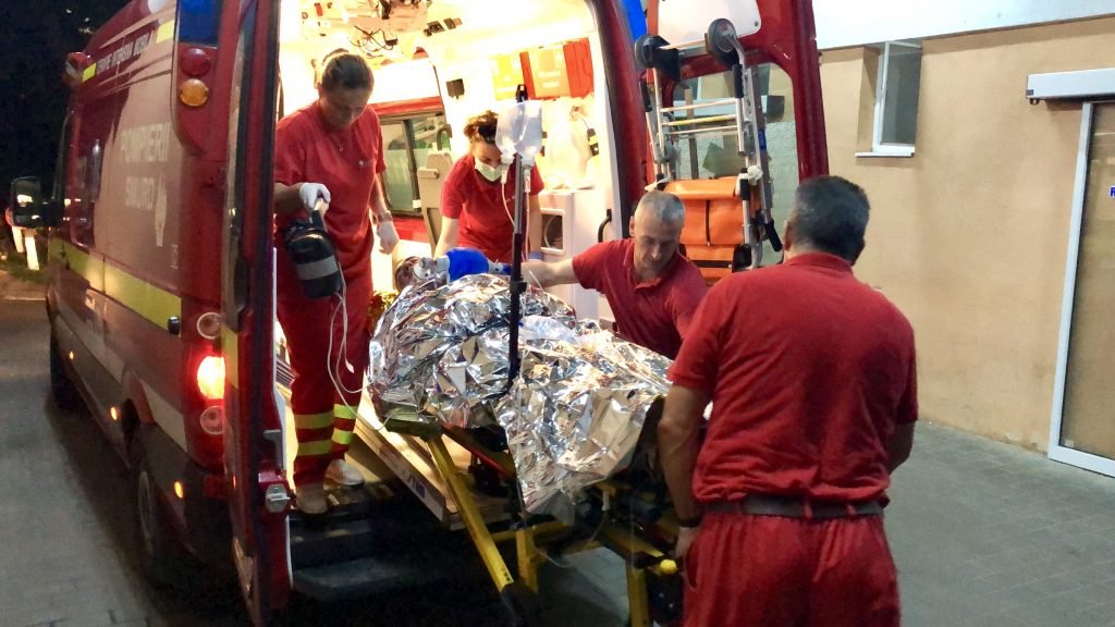 S-a îmbătat şi şi-a dat foc! Un bărbat a fost transportat de SMURD la Iași după ce a suferit arsuri pe jumătate din suprafaţa corpului