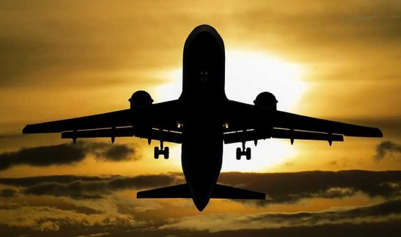 Incident aviatic la Cluj. O cursă a fost anulată, după ce un avion a lovit scara mobilă