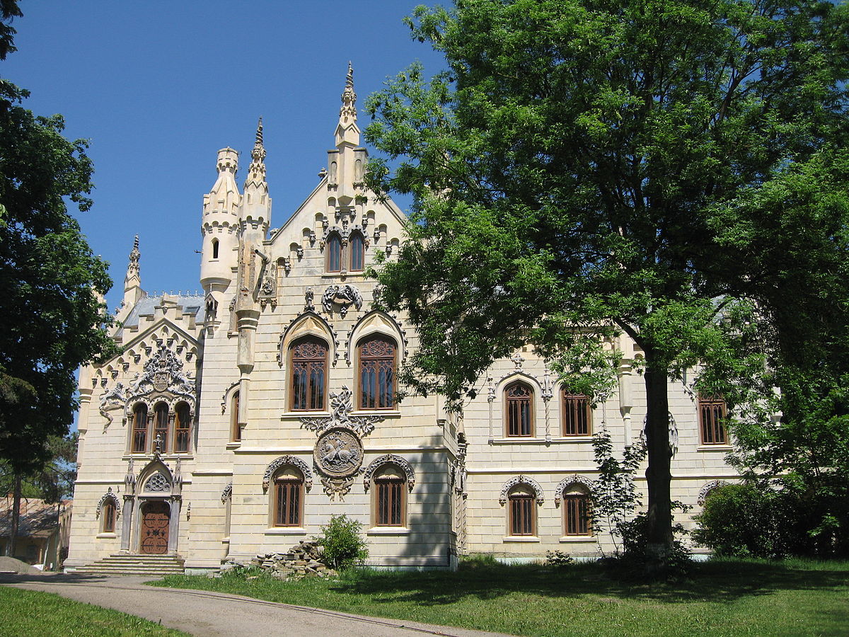 Vedere din gradina cu castelul Sturdza din Miclauseni