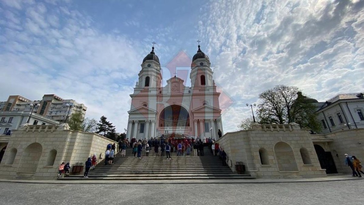 Catedrala Mitropolitana din Iasi si credinciosi adunati la slujba