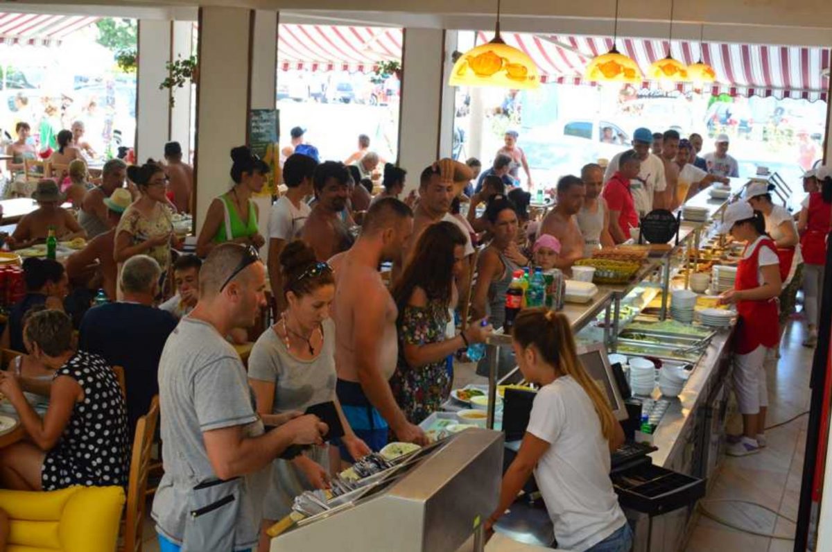 Cât câștigă o chelneriță din Mamaia, zilnic. Suma este impresionantă