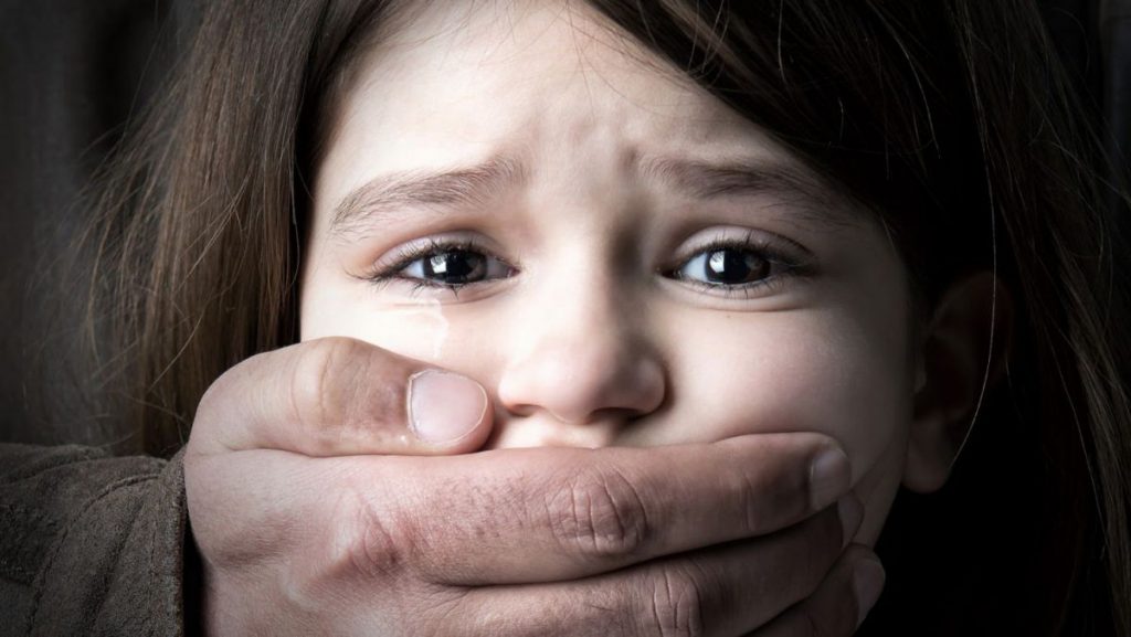 Un cuplu din Maramureș și-a abuzat sexual fata în vârstă de 6 ani, dar și cele 3 fete ale prietenilor lor de familie