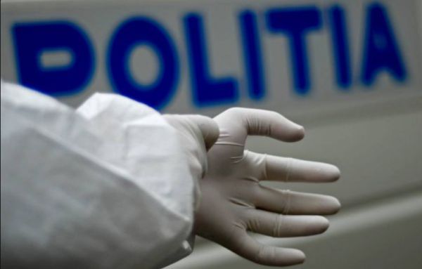Bărbat de 35 de ani, găsit mort, cu două cuțite înfipte în piept, în Maramureș